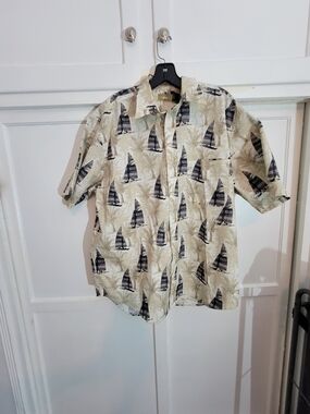 Classic Casual Short-Sleeve Button-Down Shirt in Beige Sailboat Print